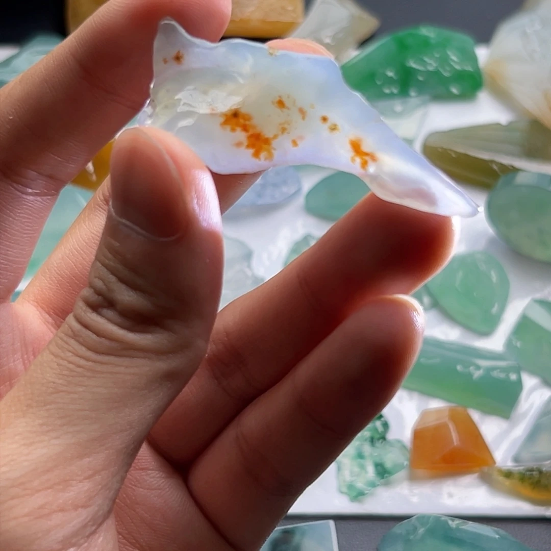 定制翡翠未镶嵌白冰起胶撒红特色吊坠