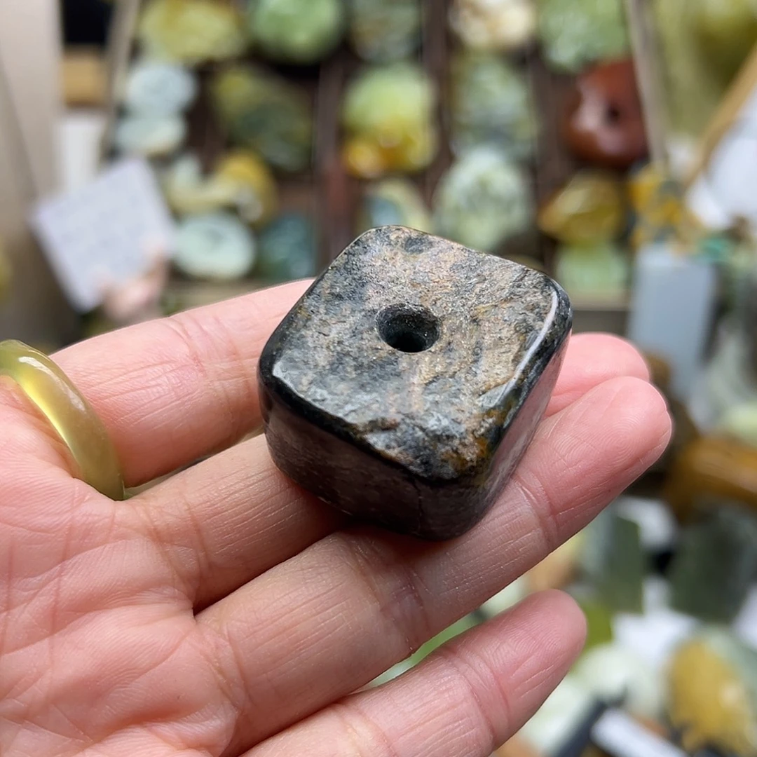 岫岩河磨玉（透闪石质玉）未镶嵌颈饰河磨玉扣子有纹