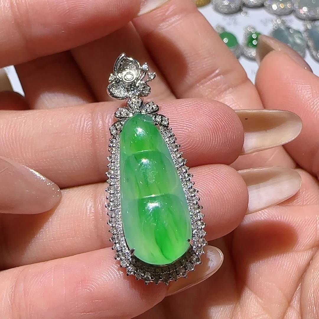 【闪购商品】颈饰18K金镶嵌翡翠天然