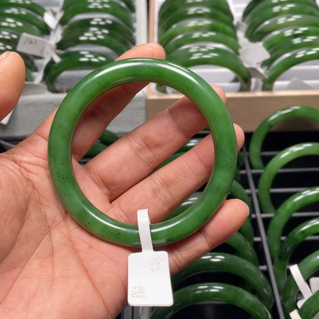 ****4和田玉（碧玉）未镶嵌手镯