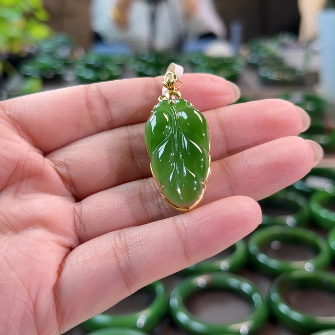 颈饰18K金镶嵌和田玉(碧玉)