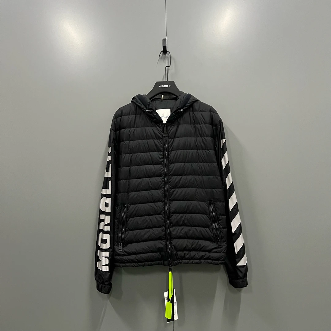 95新 MONCLER (ll) 黑色3m反光箭头连帽羽绒服 5码601092