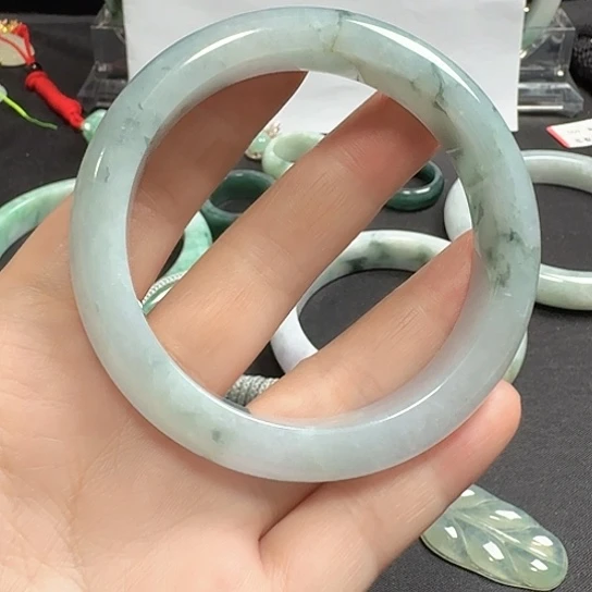 翡翠手镯未镶嵌翡翠