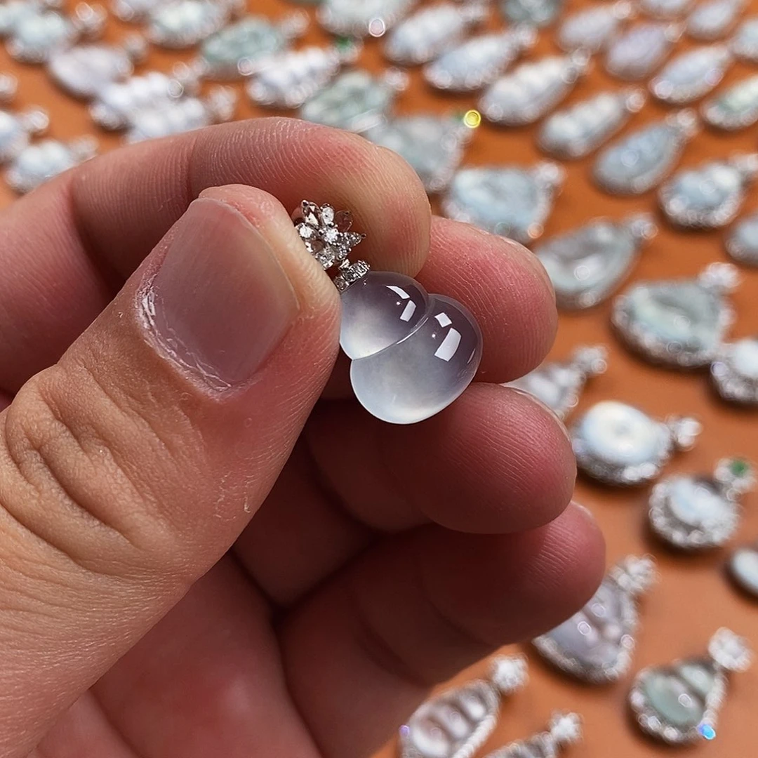 翡翠18K金镶嵌颈饰葫芦