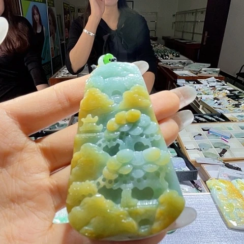 翡翠未镶嵌颈饰一个