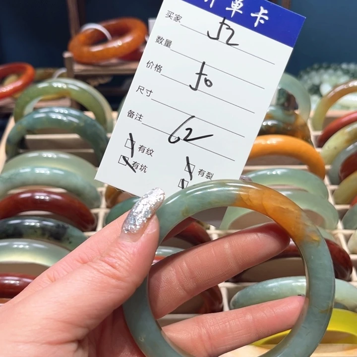 蛇纹石玉手镯未镶嵌些**间