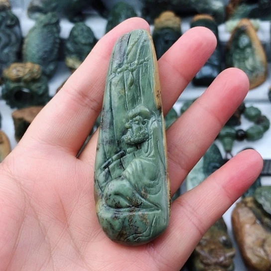 未镶嵌岫岩河磨玉（透闪石质玉）挂件