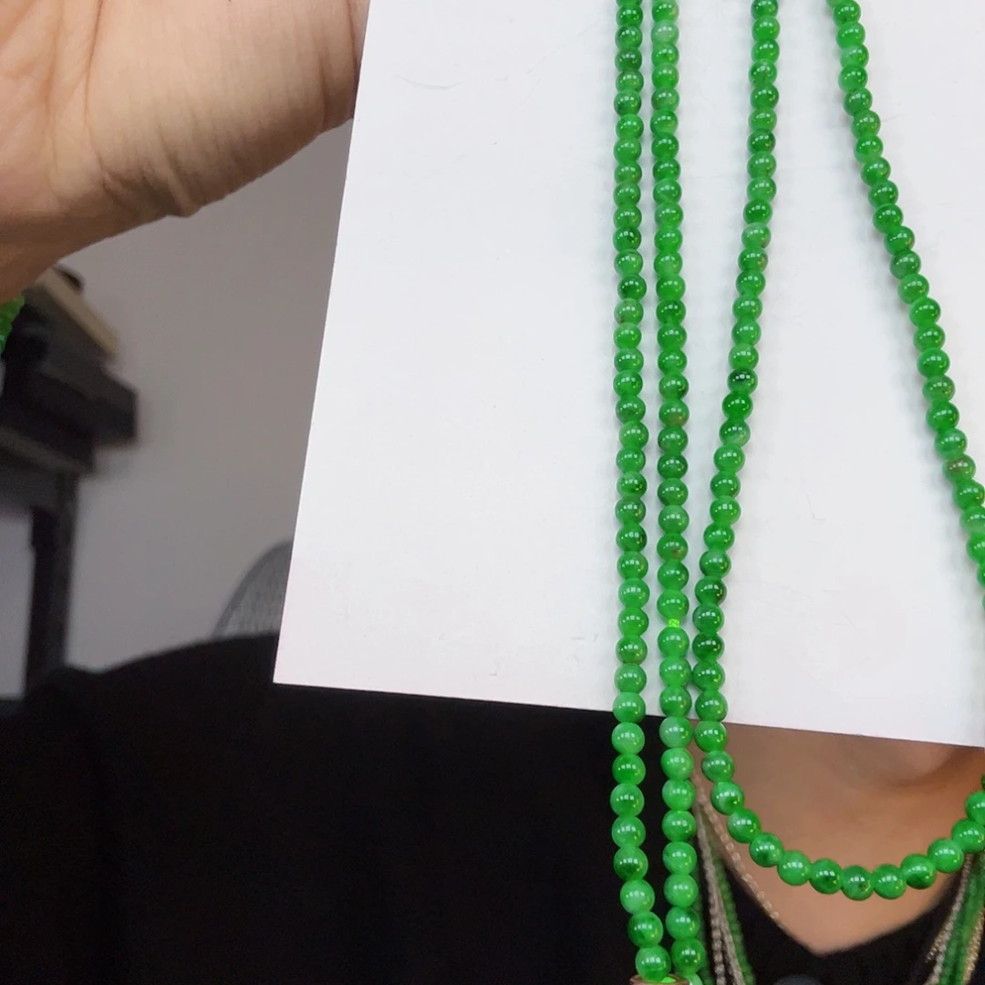 幸***妈翡翠未镶嵌颈饰一件