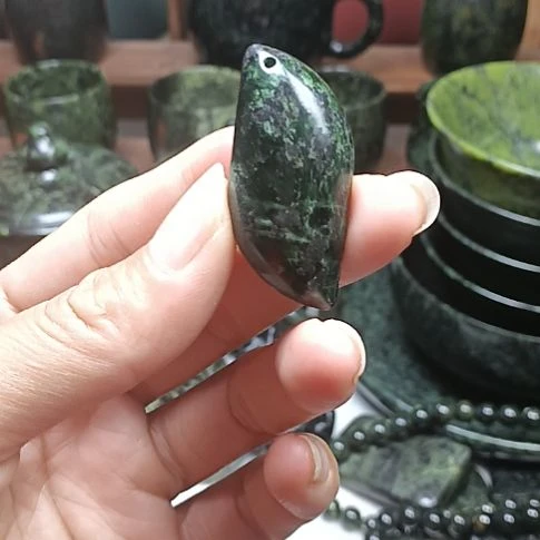 蛇纹石玉未镶嵌吊坠