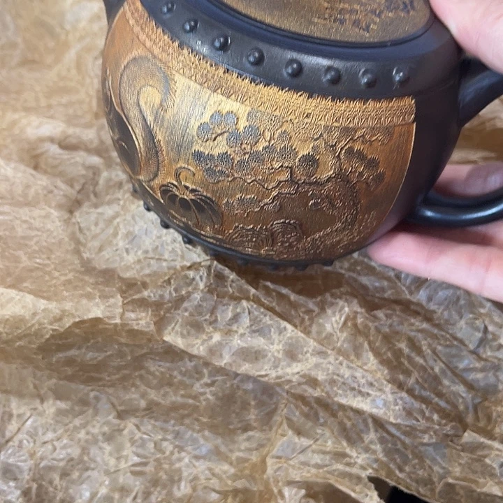 茶壶紫泥原矿泥料手工制作的一把紫砂壶。