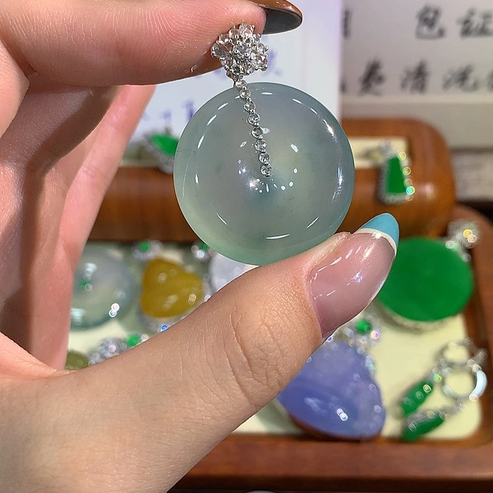 颈饰18K金镶嵌翡翠