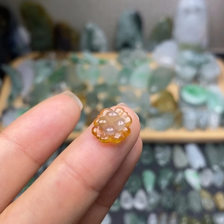 翡翠未镶嵌颈饰花朵