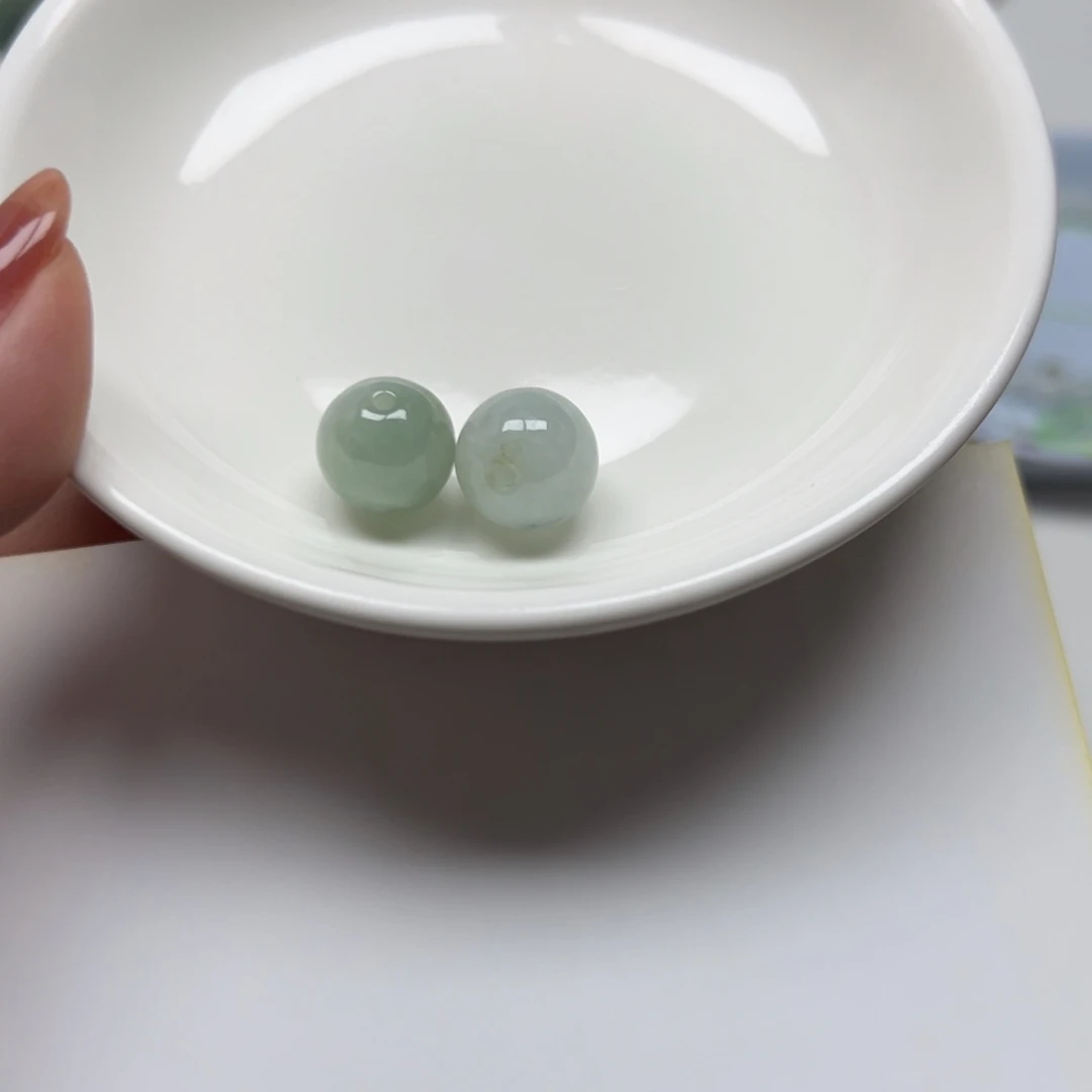 翡翠散珠圣***是纯天然缅甸翡翠A货13，12.7，2颗