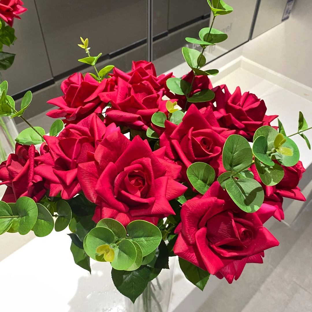 红色玫瑰 手感保湿 叶子也是手感 餐桌花 仿真花