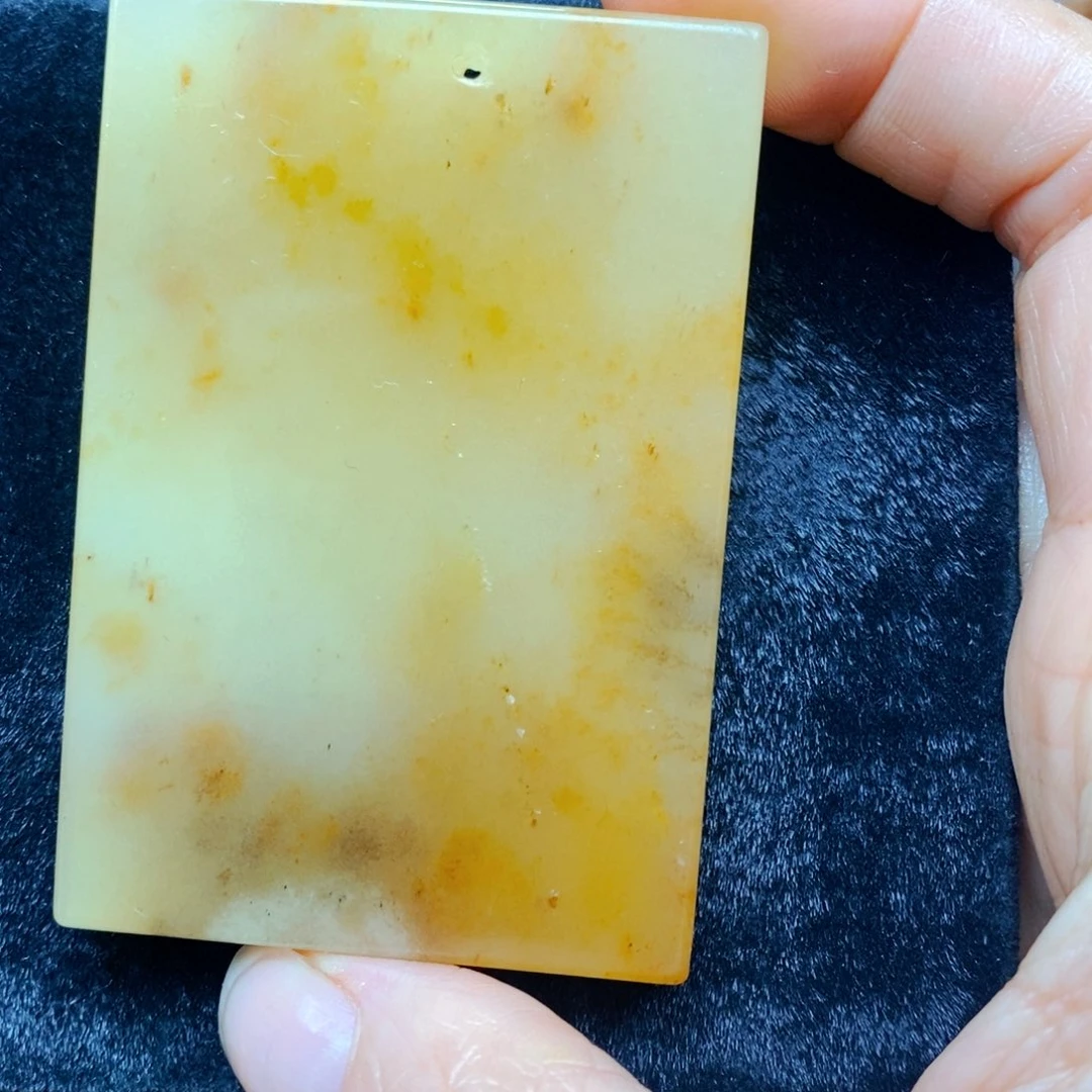 未镶嵌石英质玉（黄龙玉）颈饰