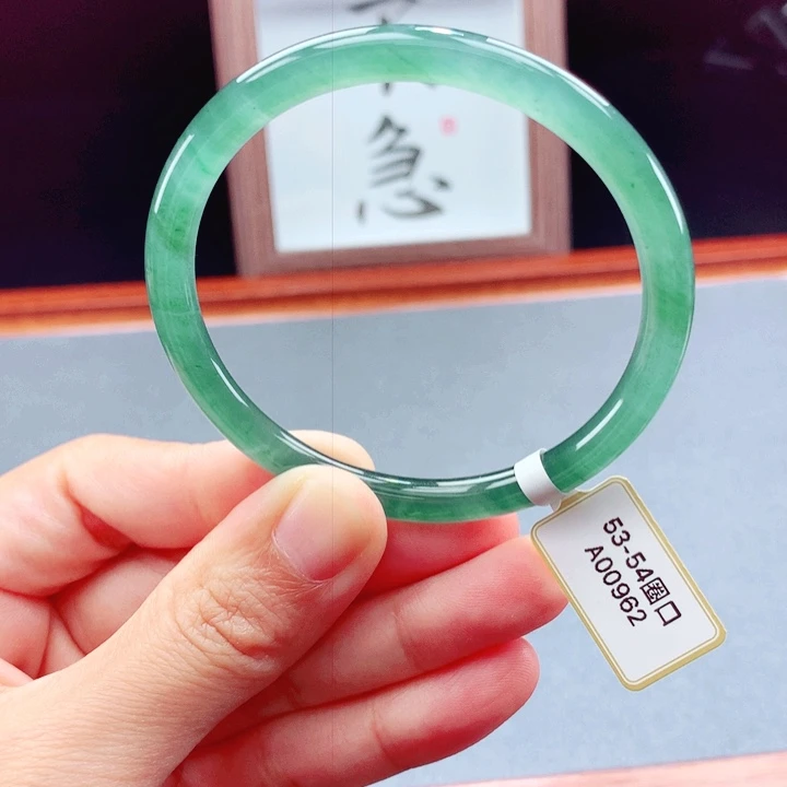 未镶嵌手镯翡翠圆镯