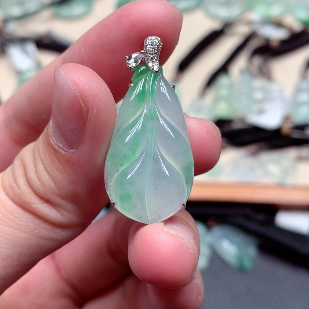 颈饰18K金镶嵌翡翠叶子