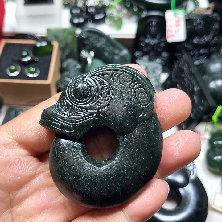 大***糖蛇纹石玉未镶嵌颈饰