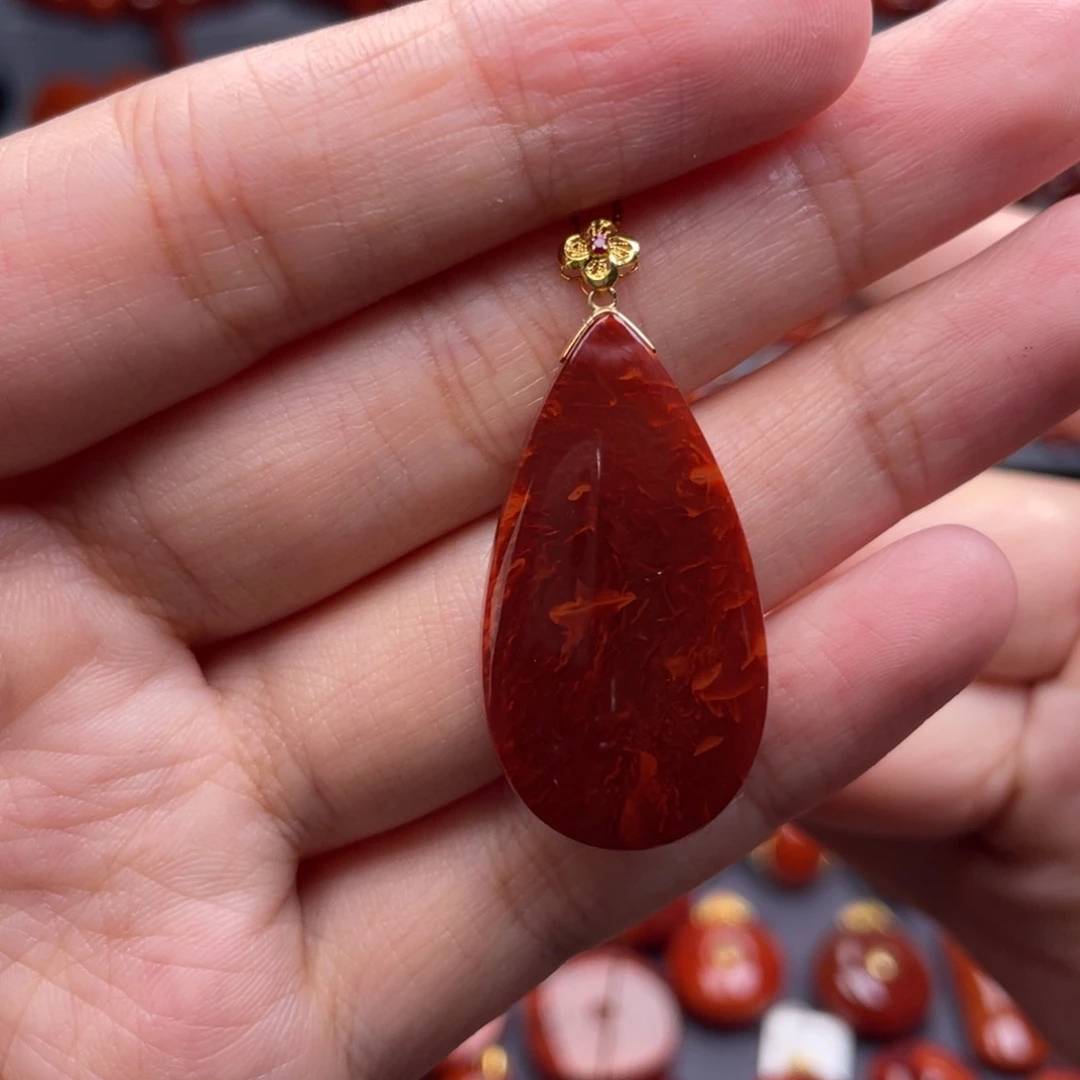 南红玛瑙18K金镶嵌珠宝奇石水滴吊坠
