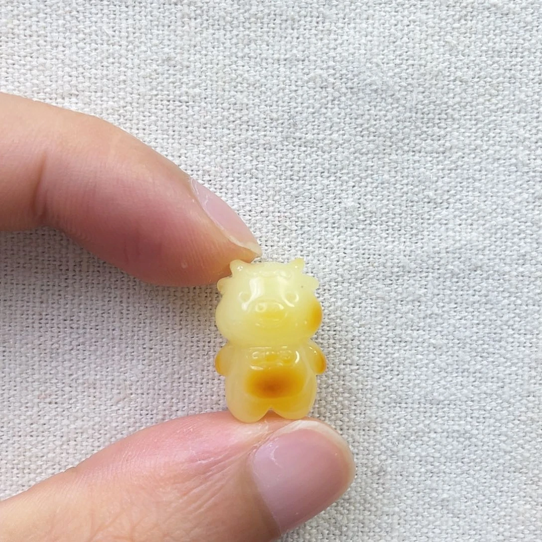 裸石琥珀未镶嵌奶牛