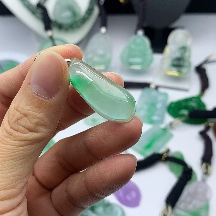 翡翠未镶嵌吊坠(赠链)