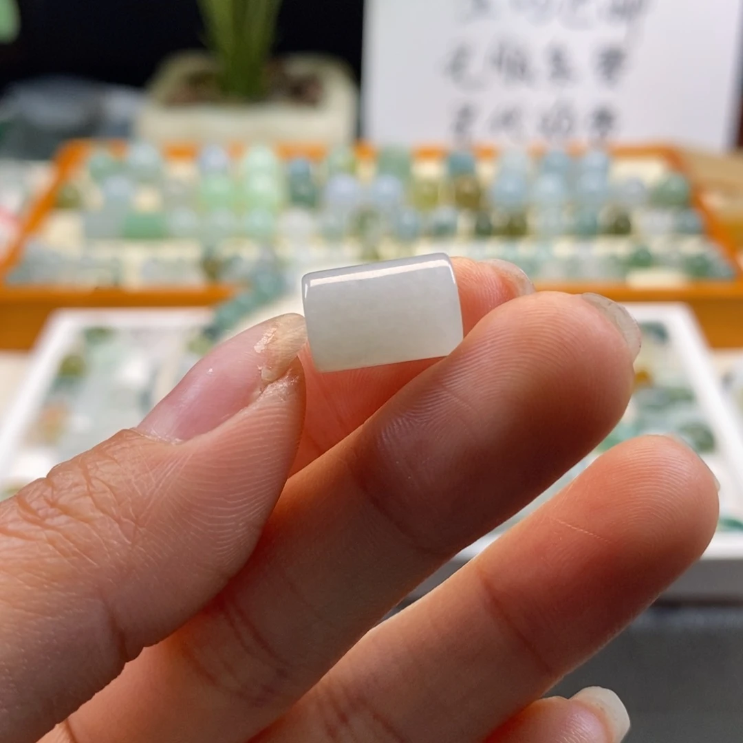 翡翠颈饰未镶嵌J****r天然翡翠12.7×8.6，有小内纹