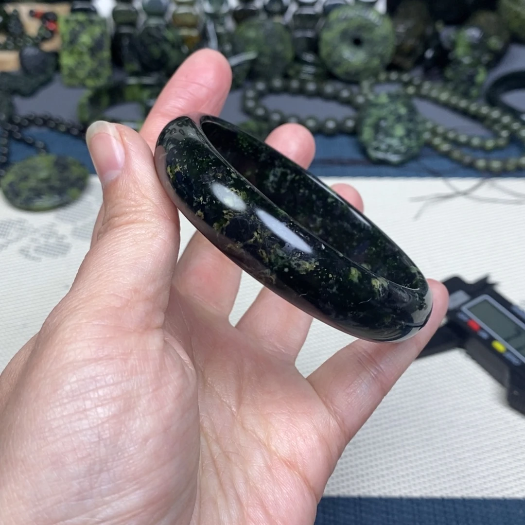 蛇纹石玉手镯未镶嵌赤65×15×7.7mm