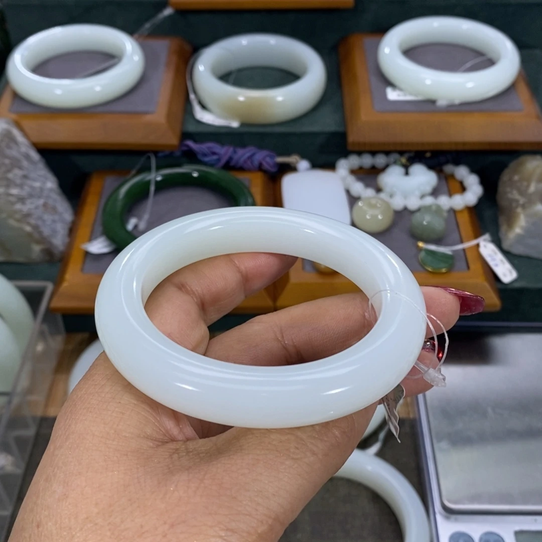 和田玉手镯未镶嵌