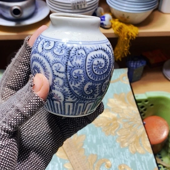 瓷片鑫年快乐。万事如意