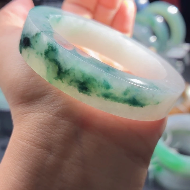未镶嵌翡翠手镯定制翡翠