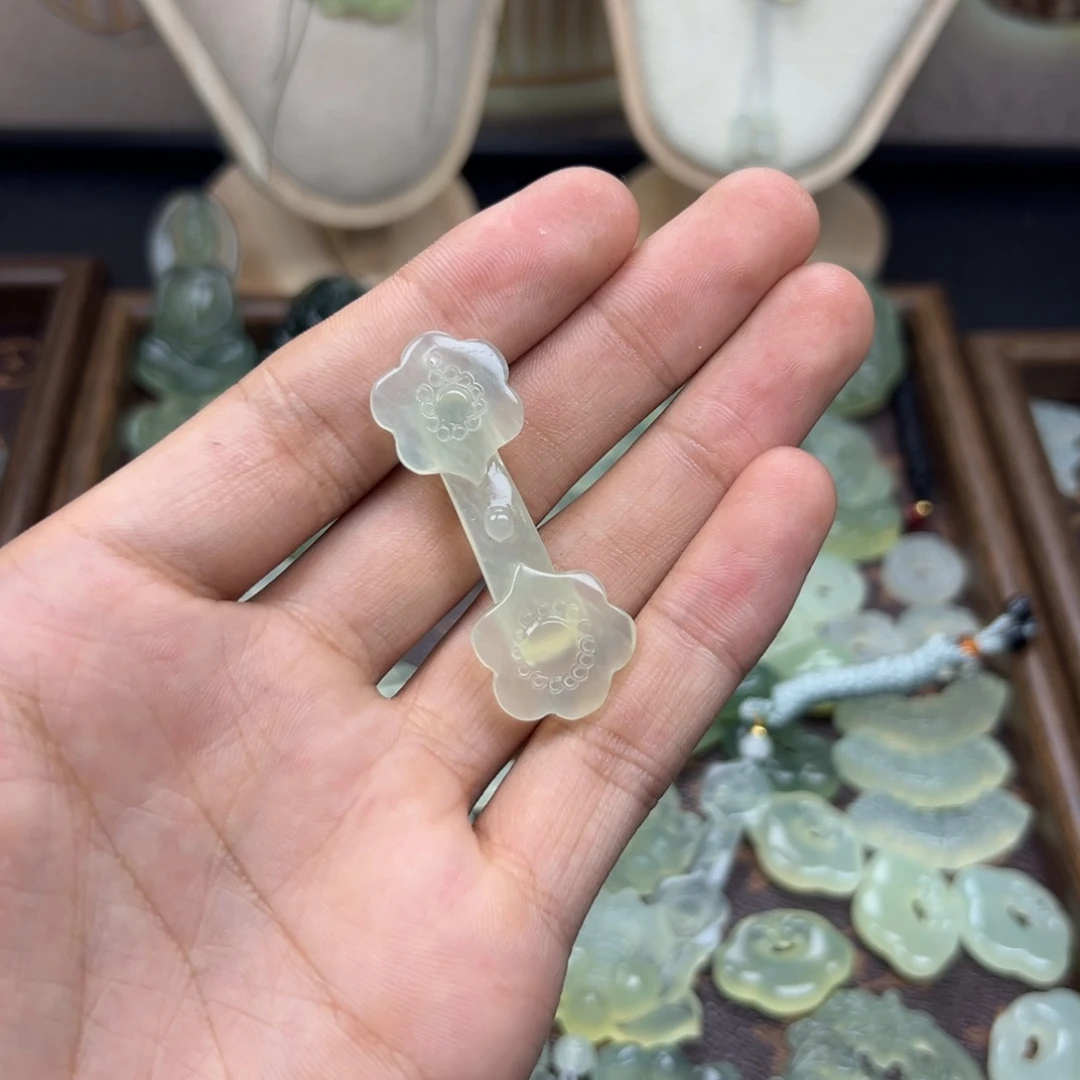 蛇纹石玉未镶嵌颈饰如意