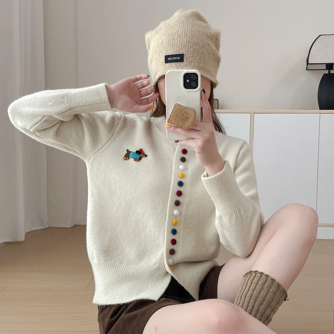圆领针织开衫彩色纽扣添活泼趣味小狗刺绣点缀简约针织衫毛衣女装