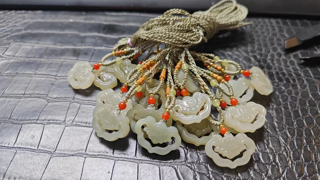 和田玉吊坠25*18*4.8mm左右多样性发其一B-441