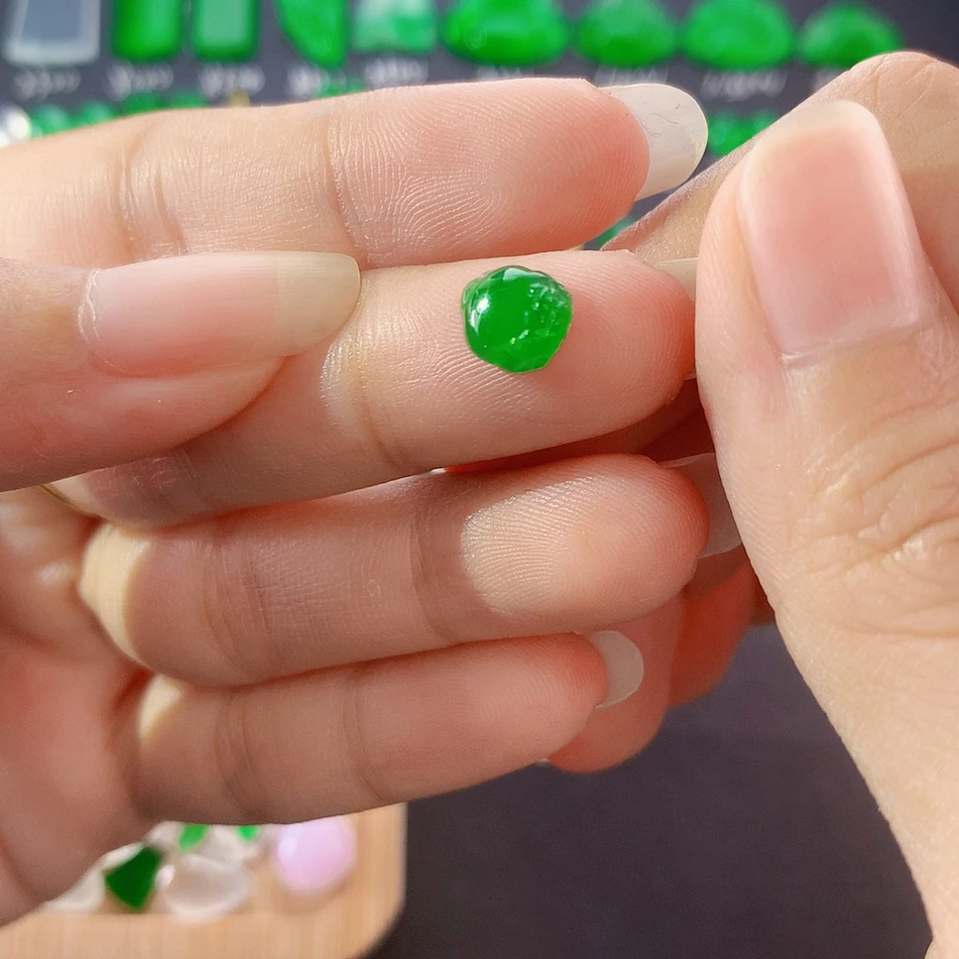 【闪购商品】翡翠未镶嵌颈饰绿金蟾吸金兽