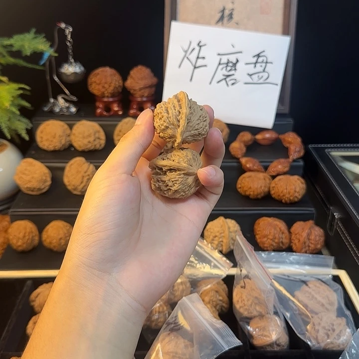 明***月把件文玩核桃福袋
