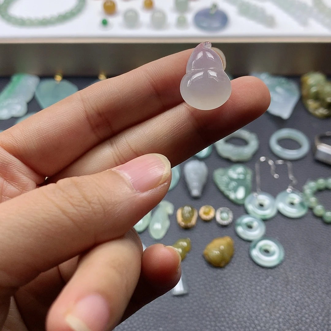 翡翠未镶嵌颈饰葫芦