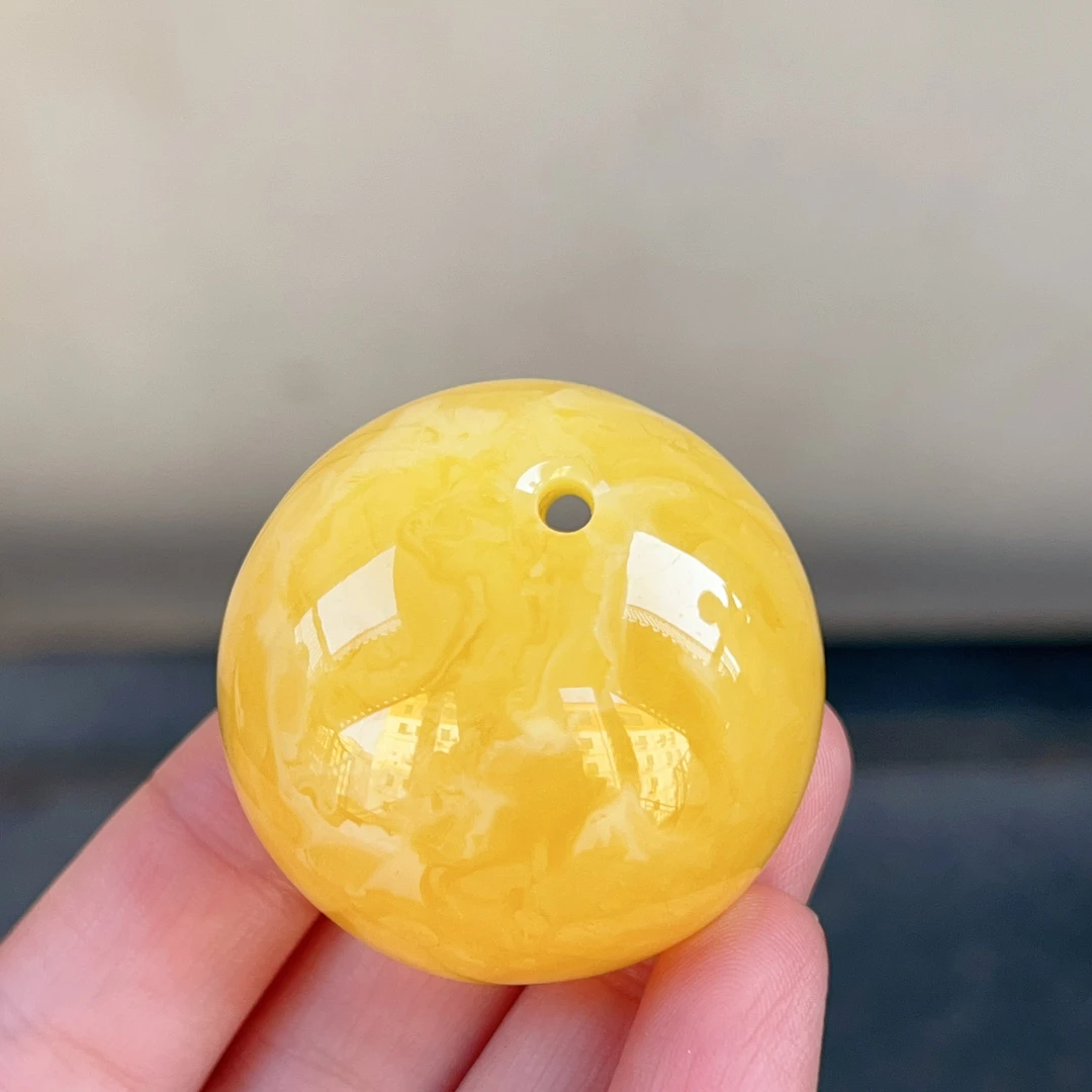 俄料满蜡鸡油黄蜜蜡公主扣吊坠，满蜡无瑕，22.8克，尺寸40～24