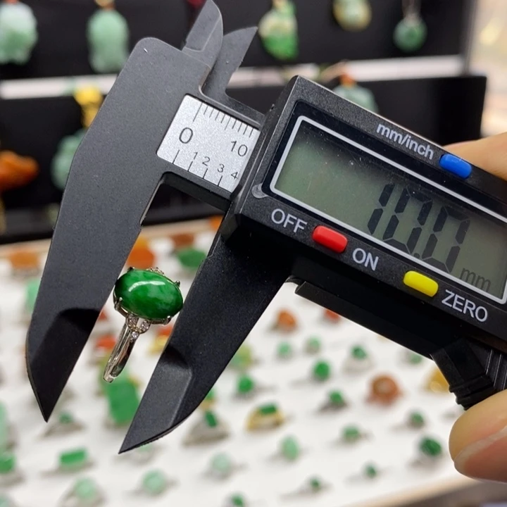 翡翠颈饰未镶嵌戒指