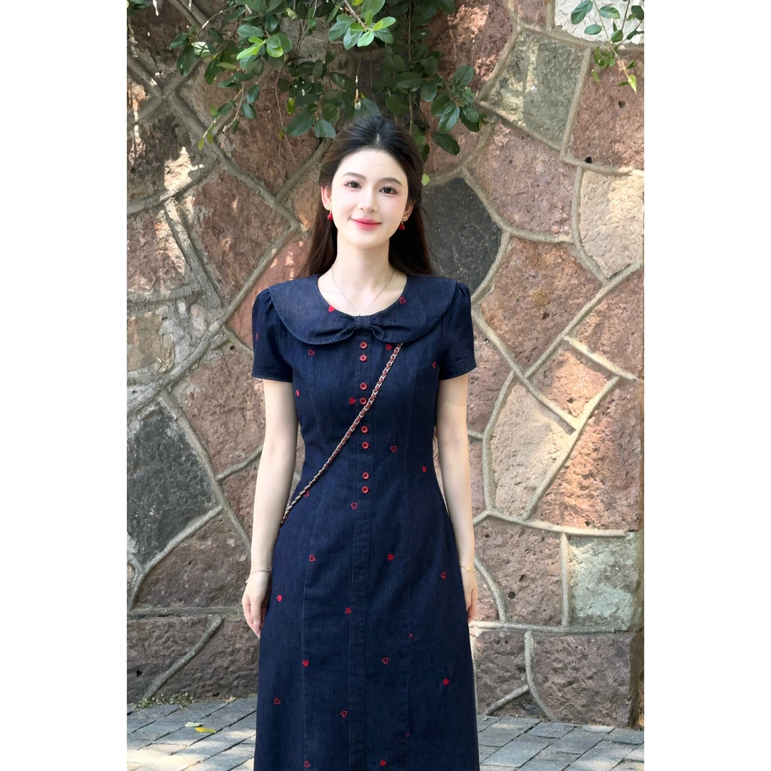 LILI李李家【半岛铁盒】法式复古减龄牛仔裙刺绣爱心连衣裙XMZH7883