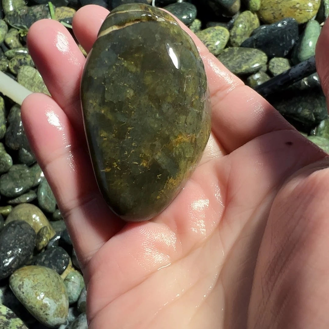 蛇纹石玉未镶嵌珠宝奇石云**清