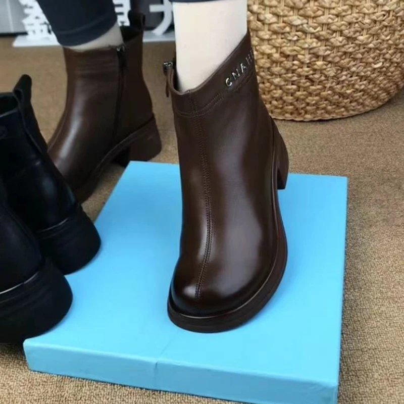 2025秋冬新款百搭圆头侧拉链设计舒适头层牛皮复古简约中粗跟短靴