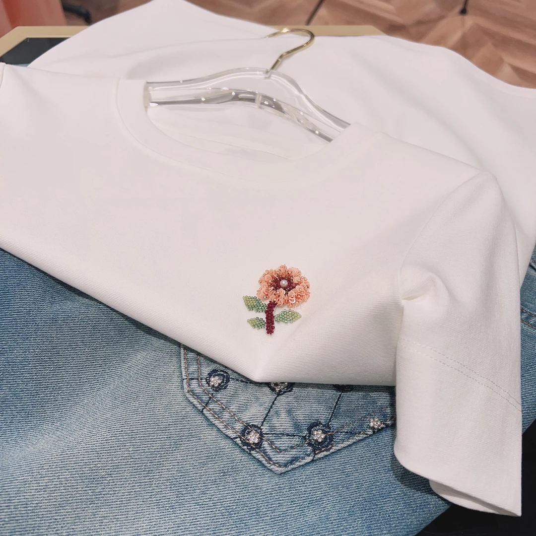 简约百搭钉珠花朵设计圆领短袖T恤 衣长58 款号UF51358