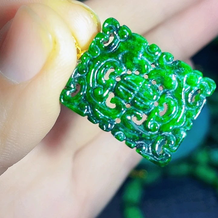 颈饰18K金镶嵌翡翠