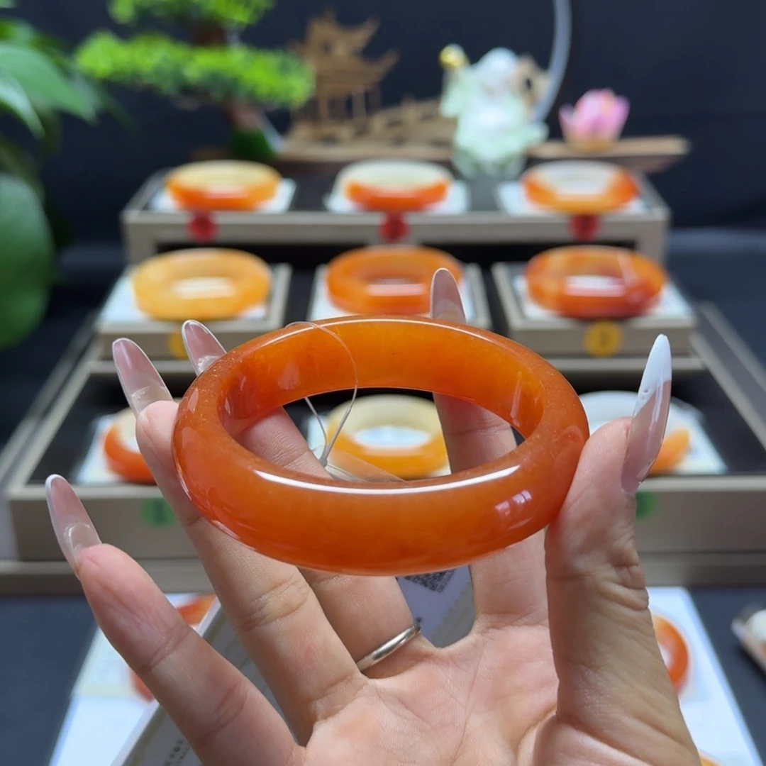 用***语未镶嵌石英质玉（黄龙玉）手链