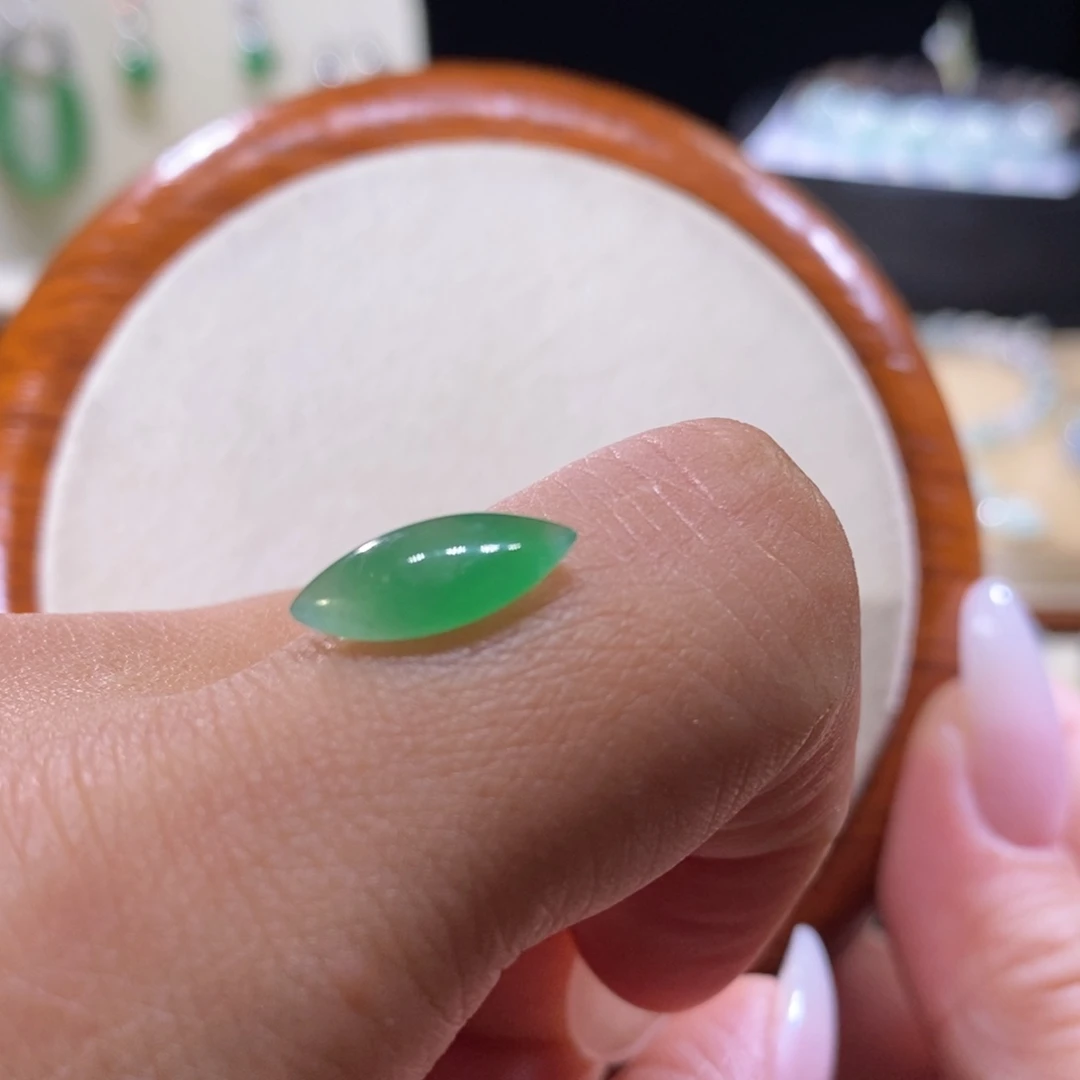 翡翠未镶嵌颈饰翡翠冰阳绿随形