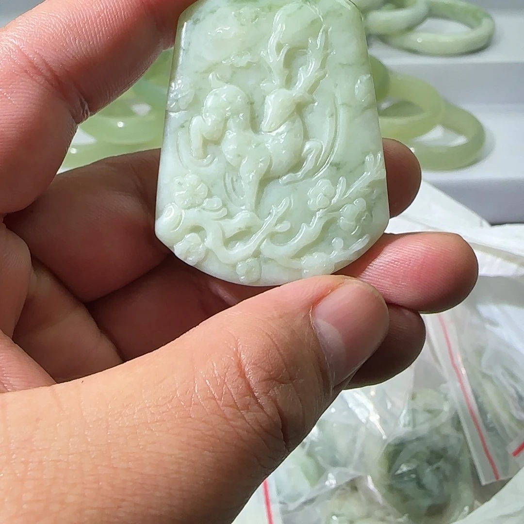 蛇纹石玉未镶嵌颈饰