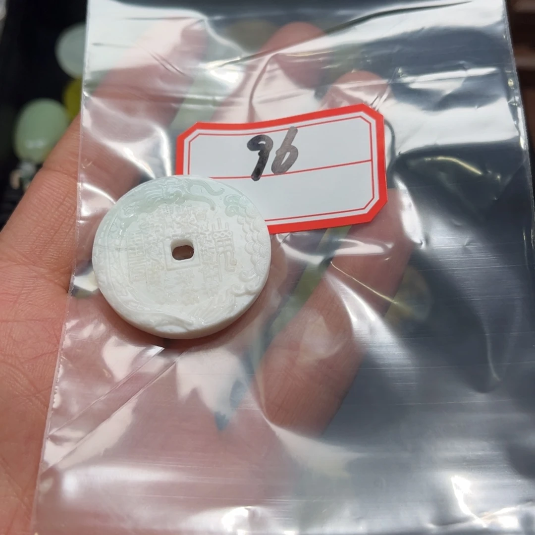 蛇纹石玉颈饰合金对**敏