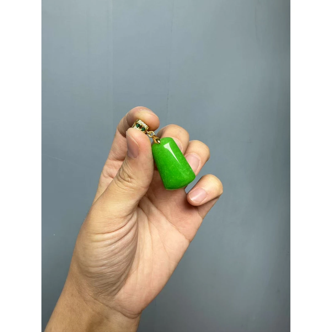 翡翠阳绿14k长扣梯形无事牌吊坠