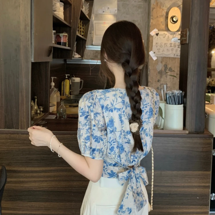 2025夏季新款法式复古显瘦时尚气质短款V领印花泡泡袖系带衬衫女