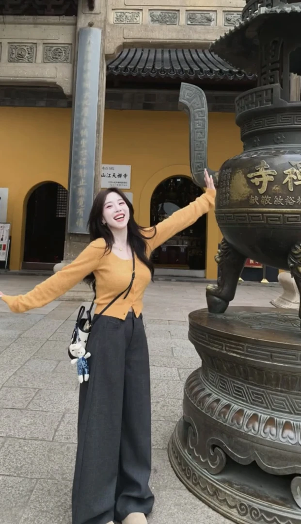 2025秋季新款韩系复古显白黄色针织开衫高腰显瘦灰色西裤两件套装